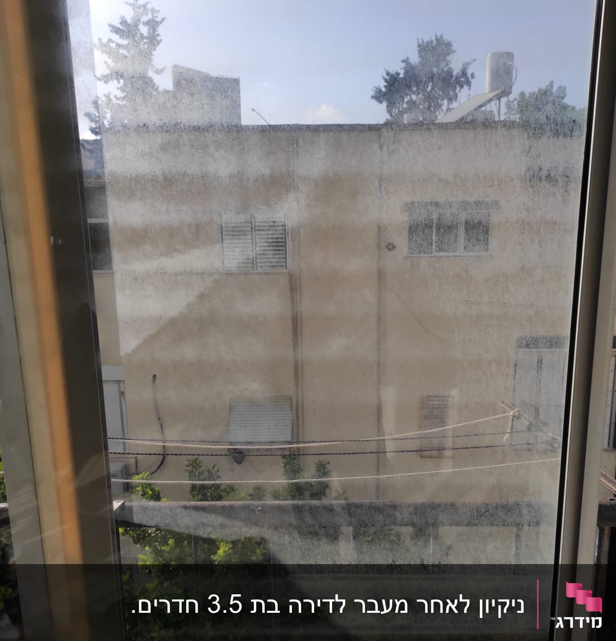 חלון מלוכלך עם סימני אבק ולכלוך